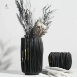 Vase noir aux lignes épurées pour embellir l'espace