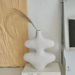 Vase moderne au style minimaliste et aux lignes douces