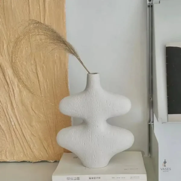 Vase moderne au style minimaliste et aux lignes douces