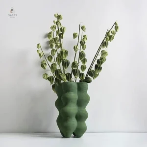 Vase design en verre vert