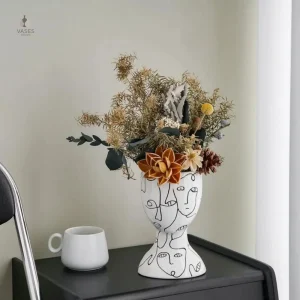 Vase en céramique avec illustration de visage