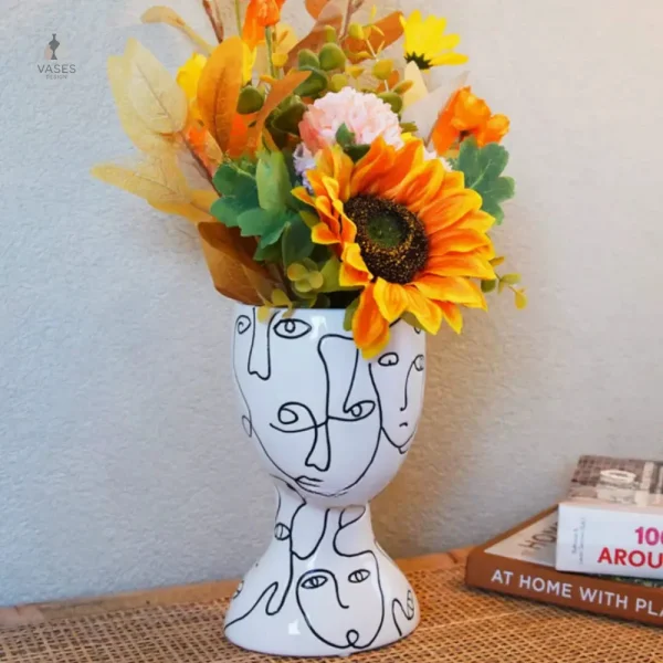 Vase créatif représentant un visage abstrait