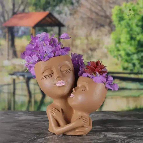 Vase artistique représentant deux visages, pour un style original