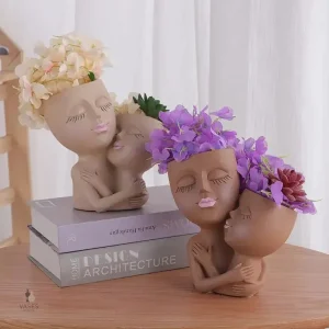 Vase sculptural à double visage, parfait pour les fleurs