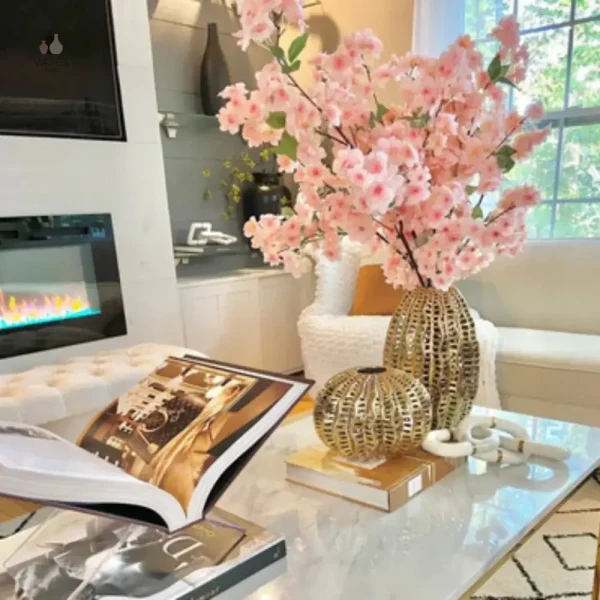 Vase doré moderne avec finition brillante et esthétique raffinée