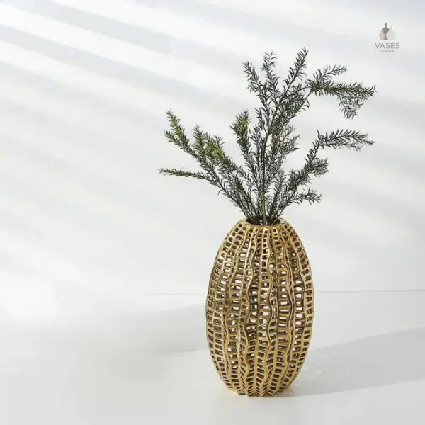 Vase décoratif doré aux lignes épurées et style contemporain