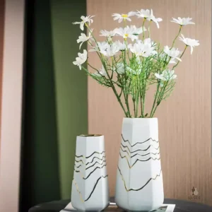 Vase doré et blanc élégant pour décoration intérieure