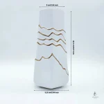 Vase doré et blanc au design raffiné