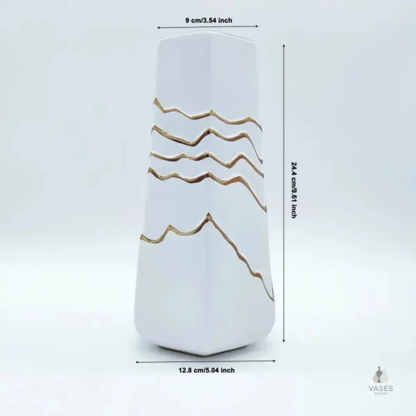 Vase doré et blanc au design raffiné