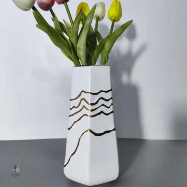 Vase doré moderne avec finition blanche