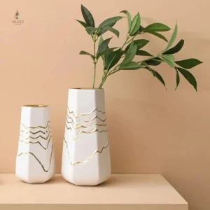 Vase décoratif doré et blanc pour embellir un espace
