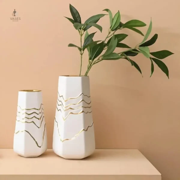 Vase décoratif doré et blanc pour embellir un espace