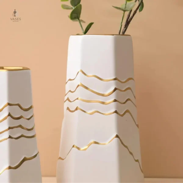 Vase chic doré, parfait pour des fleurs fraîches