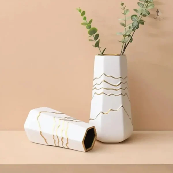 Vase lumineux avec motifs dorés et fond blanc