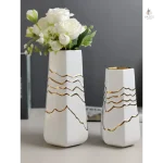 Vase élégant en or et blanc pour style contemporain