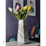 Vase artistique doré avec touches de blanc