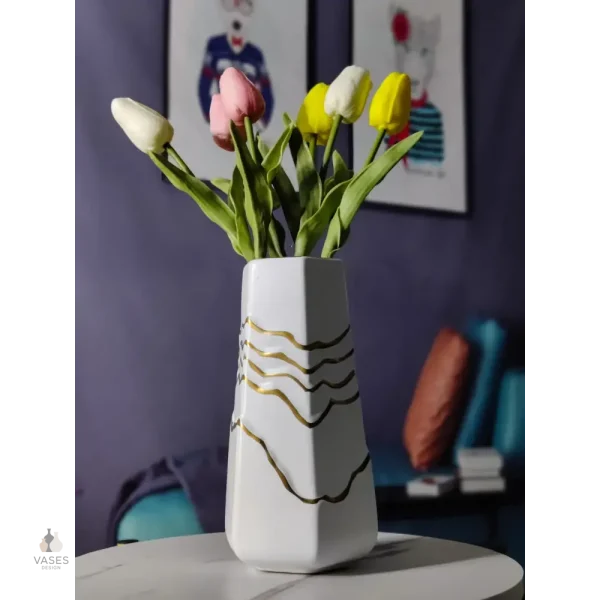 Vase artistique doré avec touches de blanc