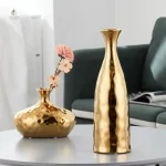 Vase doré martelé au design contemporain