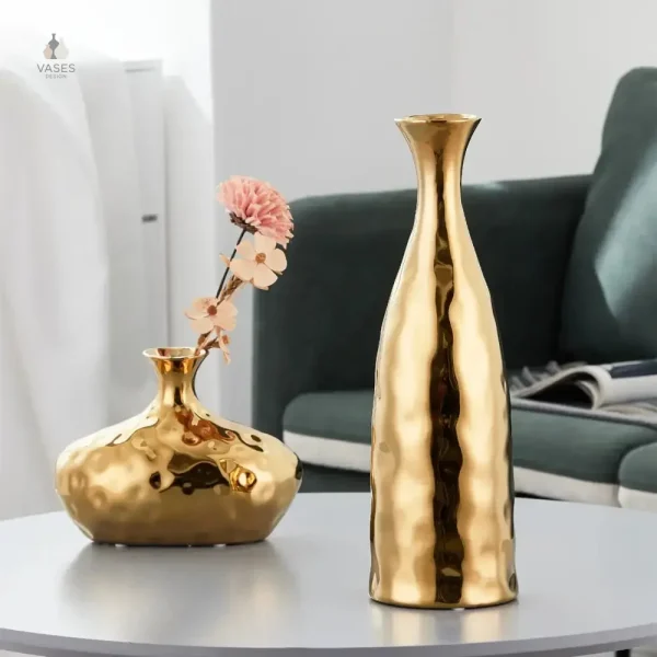 Vase doré martelé au design contemporain