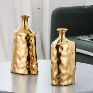 Vase doré avec finition martelée unique