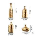 Vase doré à la surface martelée pour un effet visuel