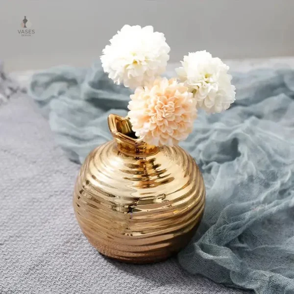 Vase en métal doré pour décoration intérieure
