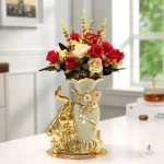 Éléphants stylisés en tant que vases