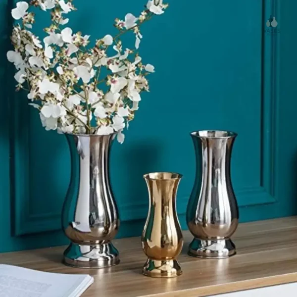 Vase en acier avec finition brillante