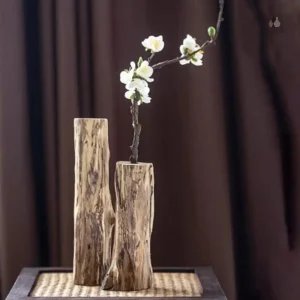 Vase en bois brut au design naturel