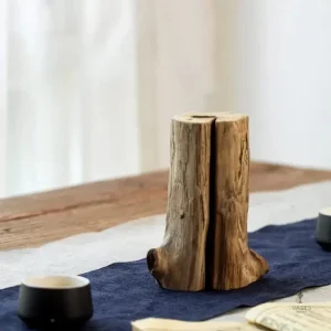 Vase en bois brut, ajout chaleureux à tout intérieur