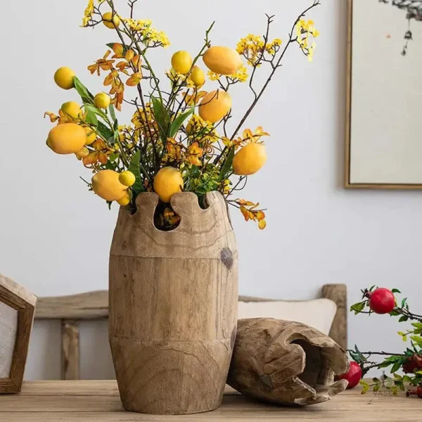 Vase en bois élégant