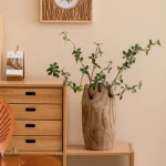 Vase en bois foncé