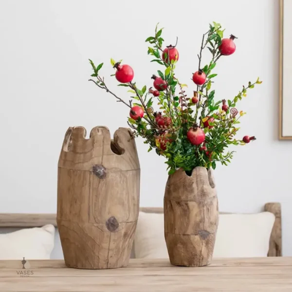 Vase en bois sculpté