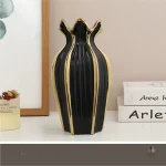 Vase en céramique blanche pour décoration intérieure