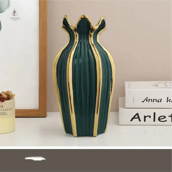 Vase en céramique colorée avec motifs artistiques