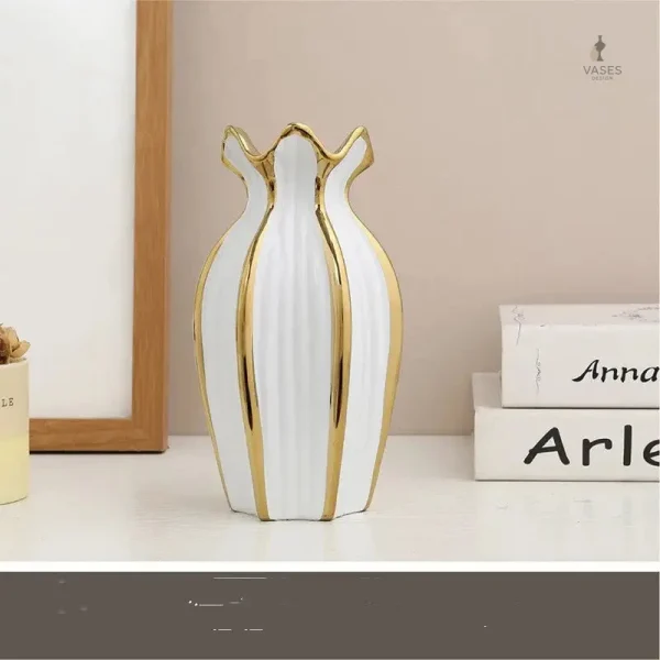 Vase céramique sobre, idéal pour bouquets simples