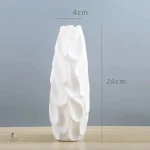 Vase en céramique sculpté, pièce artisanale élégante