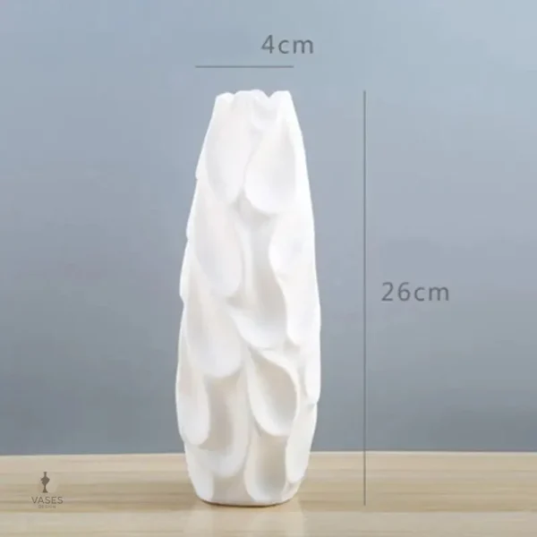 Vase en céramique sculpté, pièce artisanale élégante