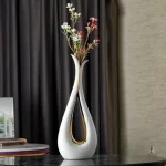 Vase en céramique blanc pour fleurs fraîches