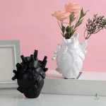 Vase en forme de coeur humain, design unique et artistique