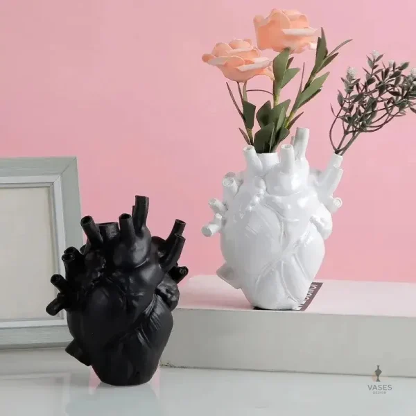 Vase en forme de coeur humain, design unique et artistique