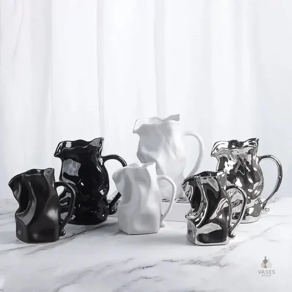 Vase en cruche avec finition lisse et raffinée