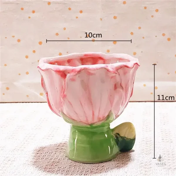 Vase à fleurs au motif floral stylisé