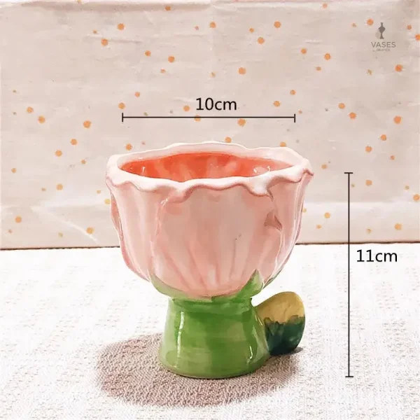 Vase décoratif avec une silhouette florale