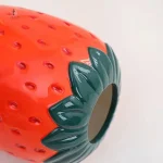Vase stylisé en forme de fraise pour décoration moderne