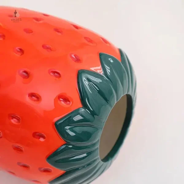 Vase stylisé en forme de fraise pour décoration moderne