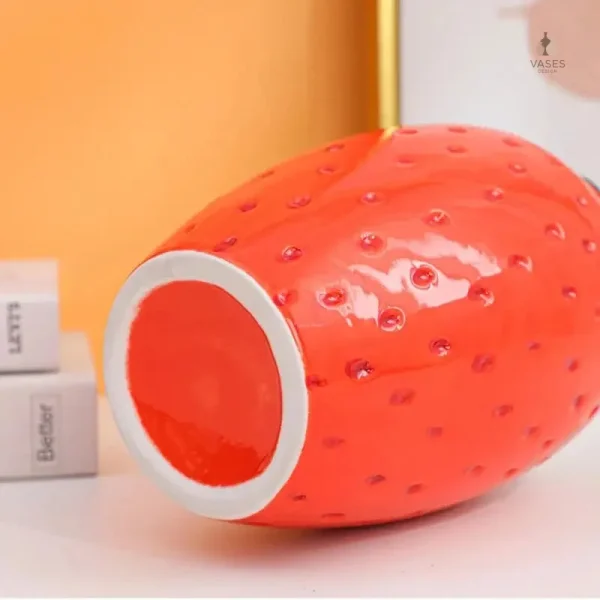 Vase unique en forme de fraise pour salons et bureaux