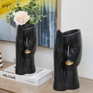 Vase en forme de visage stylisé, accent artistique pour votre maison