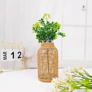 Vase en verre avec finition en paille élégante