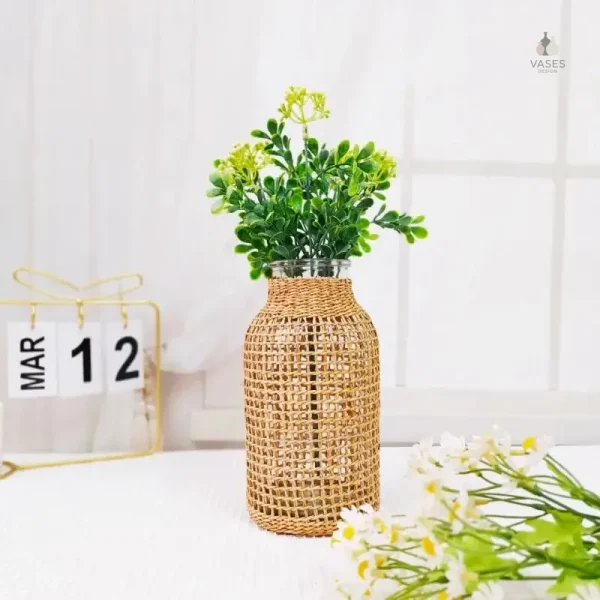 Vase en verre avec finition en paille élégante